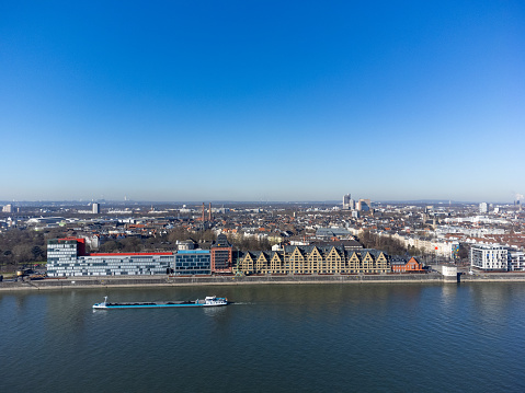 Luftbild Köln über den Poller Wiesen - Blick auf das Siebengebirge im Rheinauhafen