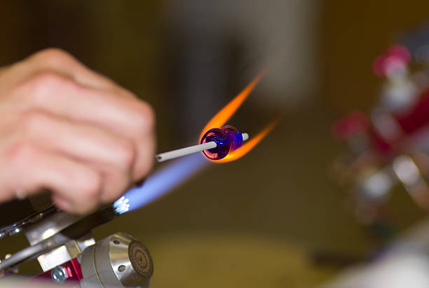 flameworking de vidrio - bead glass making jewelry fotografías e imágenes de stock