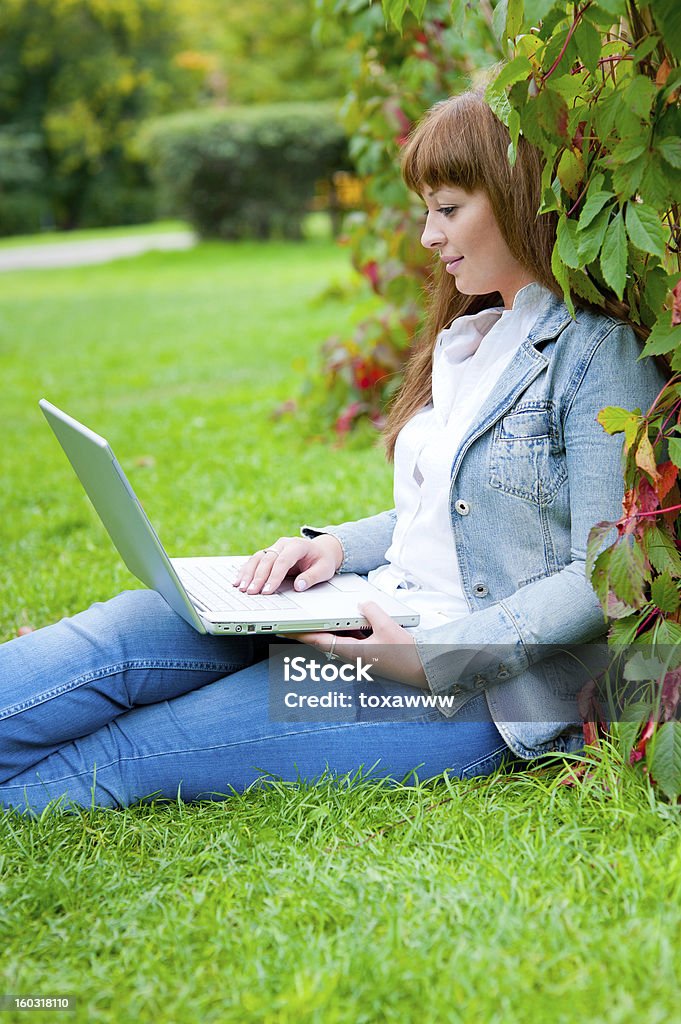 Junge Frau arbeitet auf laptop - Lizenzfrei Arbeiten Stock-Foto