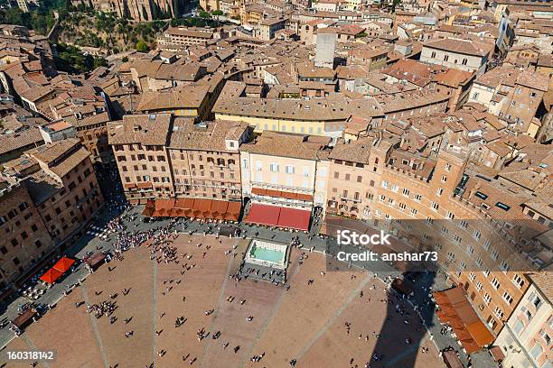 Foto de Vista Aérea Da Piazza Del Campo Central Praça De Siena e mais fotos de stock de Antigo