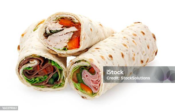 Un Almuerzo Ligero Exquisitos Rollos En Rodajas Foto de stock y más banco de imágenes de Sándwich tipo wrap - Sándwich tipo wrap, Pollo, Jamón