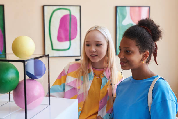 due ragazze adolescenti che guardano la scultura abtract - museum child art museum art foto e immagini stock