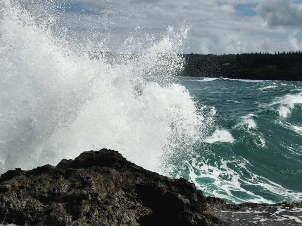 istock Waves crashing in Hawai 1603193754