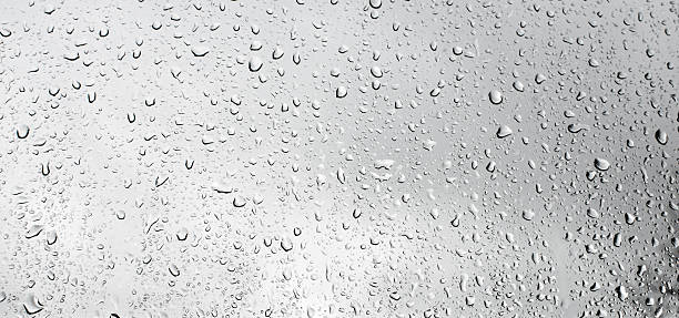 gouttes de pluie sur la fenêtre - drop water condensation glass photos et images de collection