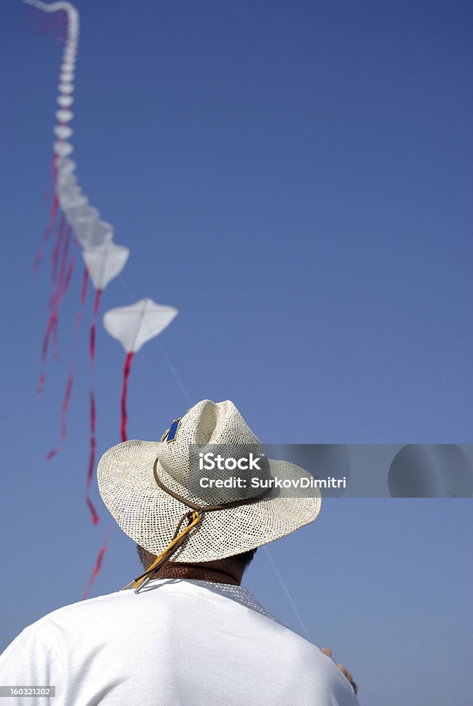 Man volando cometa - Foto de stock de 30-39 años libre de derechos