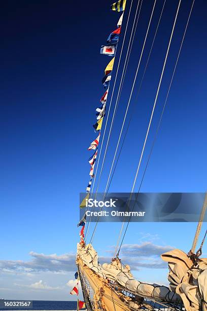 Barco Aborda Conexión En Una Antigua Fragata Foto de stock y más banco de imágenes de Antigualla - Antigualla, Barco de vela, Cielo