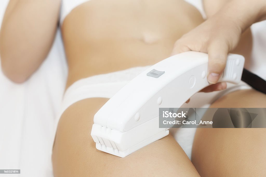 Jovem mulher receber epilation tratamento a laser - Royalty-free Aparelho de Soldar a Laser Foto de stock