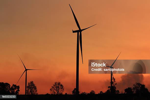 Turbinas Eólicas Foto de stock y más banco de imágenes de Aerogenerador - Aerogenerador, Azul, Clima