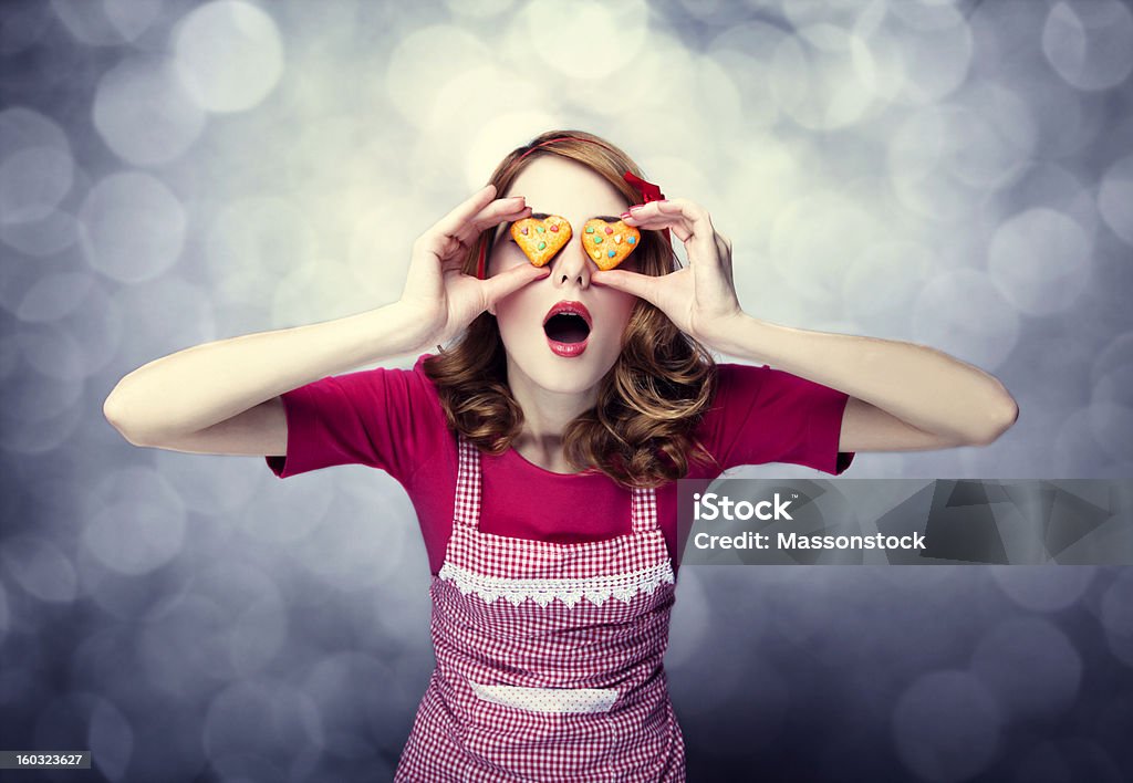 Capelli rossi donna con biscotti - Foto stock royalty-free di Adulto