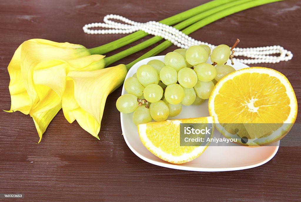 Bouquet von großen gelben callas mit Früchten - Lizenzfrei Blume Stock-Foto