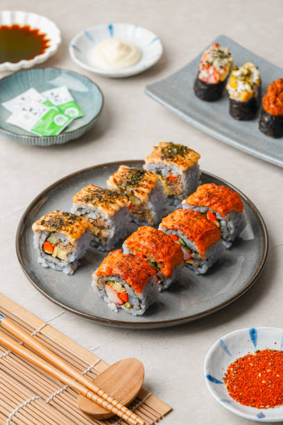 rotolo di sushi - temaki food sushi salmon foto e immagini stock