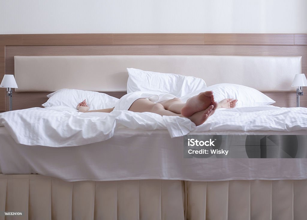 Jovem mulher relaxar na cama apenas-pernas - Foto de stock de Aconchegante royalty-free