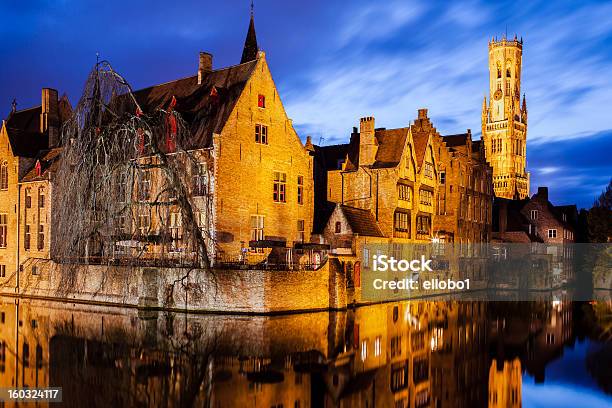 Foto de Rozenhoedkaai E O Campanário Em Bruges e mais fotos de stock de Antigo - Antigo, Arquitetura, Azul