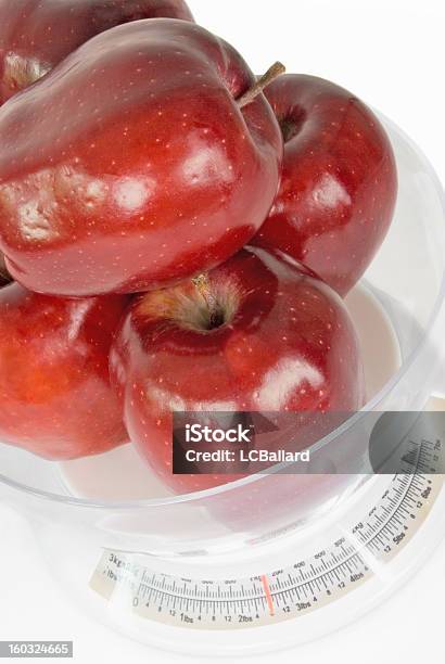 Manzana Red Delicious En Una Escala De Medición Aislado Blanco Cocina Foto de stock y más banco de imágenes de Alimento