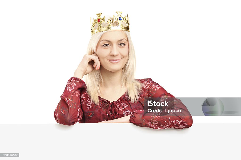 Bela cama queen com um diamante crown atrás de painéis - Foto de stock de Coroa - Enfeite para cabeça royalty-free