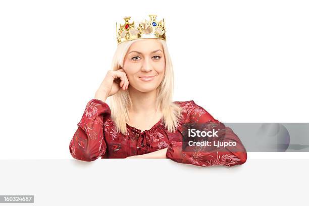 Foto de Bela Cama Queen Com Um Diamante Crown Atrás De Painéis e mais fotos de stock de Coroa - Enfeite para cabeça