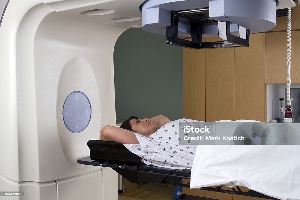 Frau empfangende-Strahlung Therapieanwendungen für Brustkrebs - Lizenzfrei Brustkrebs Stock-Foto