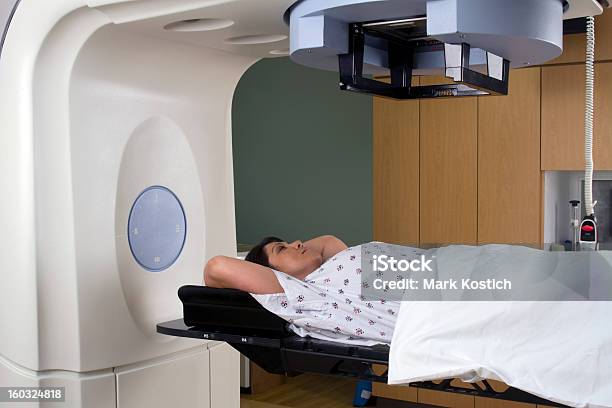 Frau Empfangendestrahlung Therapieanwendungen Für Brustkrebs Stockfoto und mehr Bilder von Brustkrebs