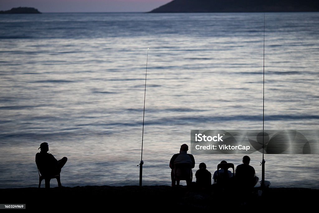 Ffishermen sitzt am Meer und Ozean in darkness - Lizenzfrei Angel Stock-Foto