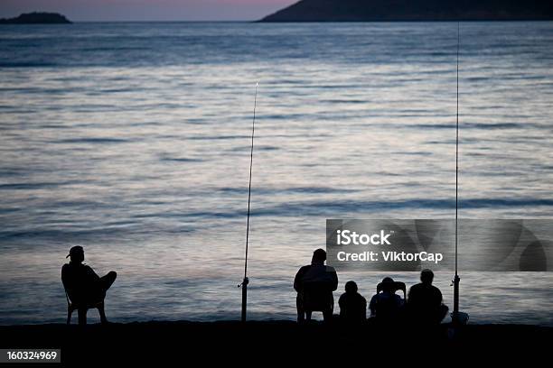 Ffishermen Sitzt Am Meer Und Ozean In Darkness Stockfoto und mehr Bilder von Angel - Angel, Angelhaken, Angeln