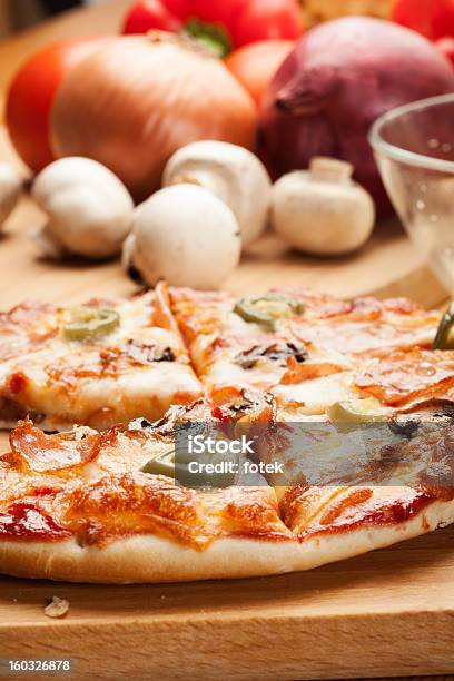 Pizza Y Jalapeño Foto de stock y más banco de imágenes de 2013 - 2013, Al horno, Alimento