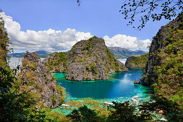 błękitna laguna w kayangan lake, coron island, filipiny - kayangan lake zdjęcia i obrazy z banku zdjęć