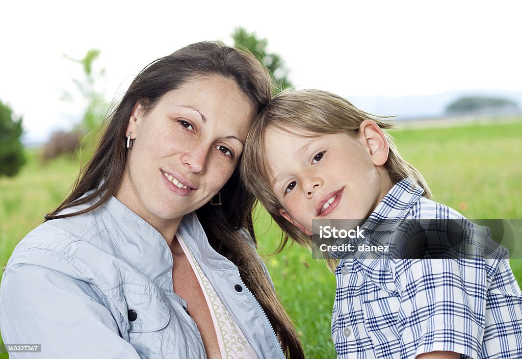 Портрет матери и сына - Стоковые фото Близость роялти-фри
