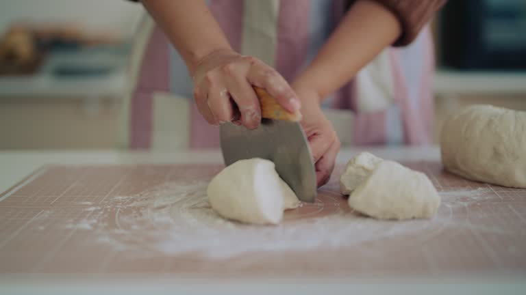 Method for slicing bread into slices