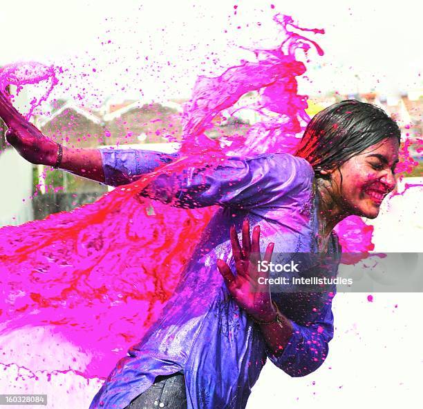 Spruzzata Di Acqua Di Colore Su Una Donna Nel Corso Di Holi Festa - Fotografie stock e altre immagini di Holi