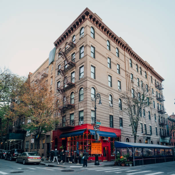 米国ニューヨークのフレンズレジデンスとして紹介された90ベッドフォードストリートとグローブストリートの角にある6階建てのアパート。 - friends television show ストックフォトと画像