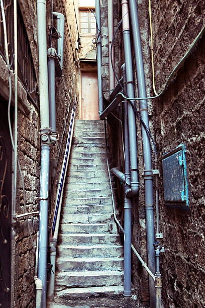 porta traseira alley e passos - alley spooky claustrophobic bizarre - fotografias e filmes do acervo