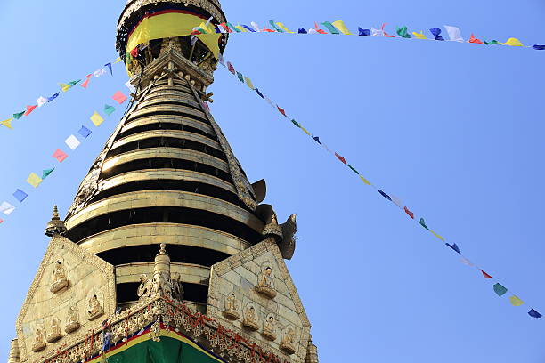 mnich modlitwą flags oczekujące od swayambhunath stupa. - corner temple stupa tower zdjęcia i obrazy z banku zdjęć