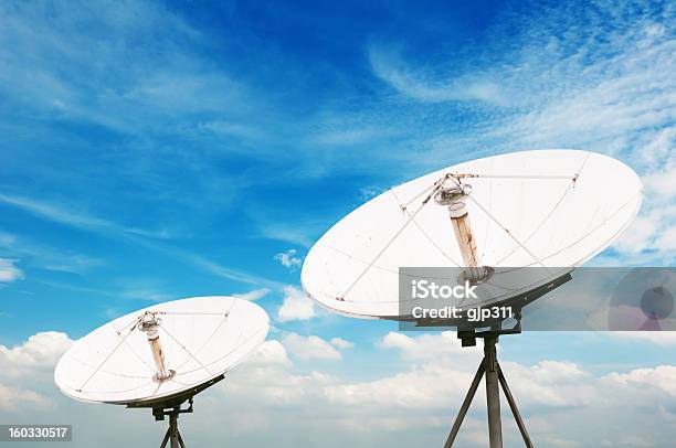 Photo libre de droit de Antenne Parabolique Antennas banque d'images et plus d'images libres de droit de Antenne parabolique - Antenne parabolique, Blanc, Ciel