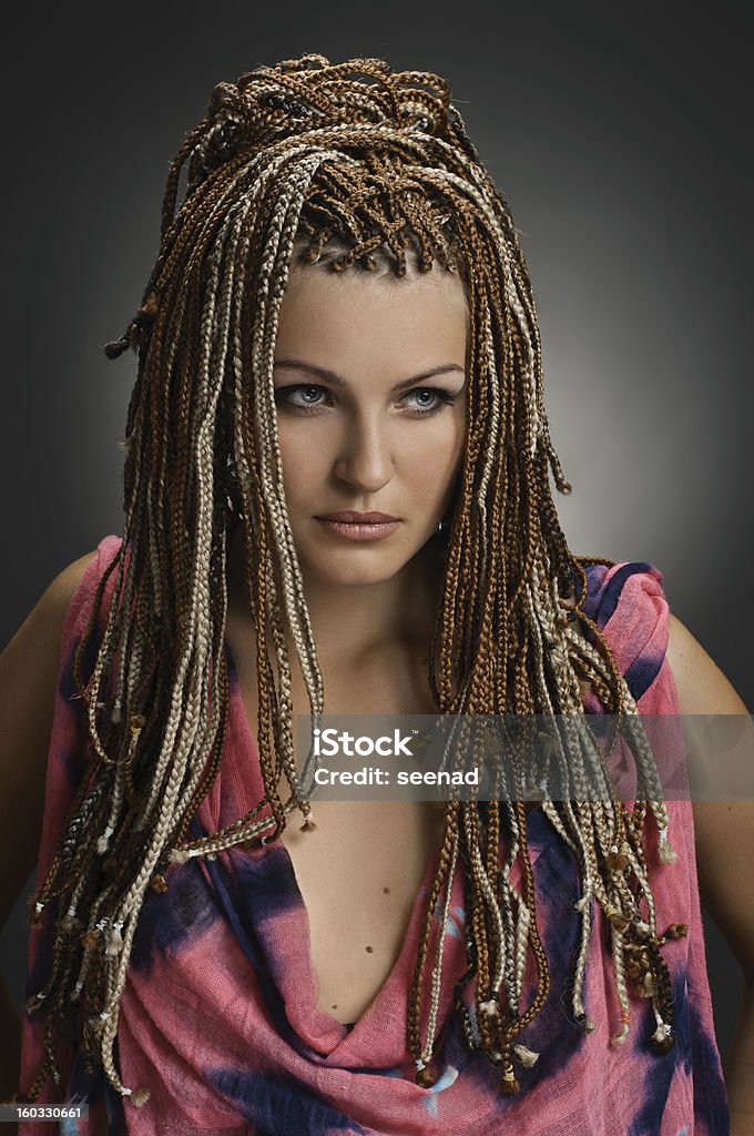 Fille avec un Africain plaits - Photo de Adulte libre de droits