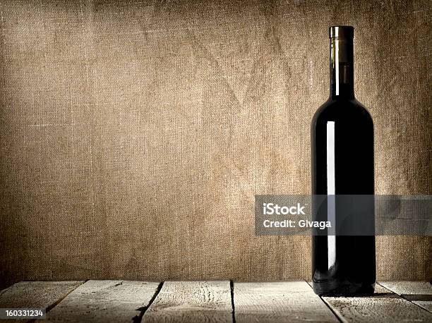 Photo libre de droit de Noir Bouteille De Vin banque d'images et plus d'images libres de droit de Bouteille de vin - Bouteille de vin, En bois, Alcool