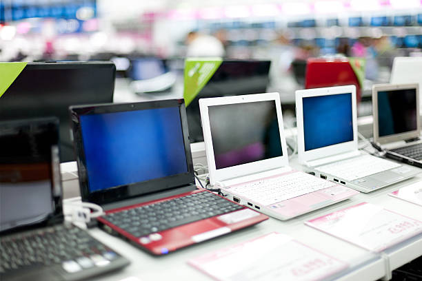 venta de computadoras portátiles en la tienda - tienda de electrónica fotografías e imágenes de stock