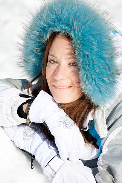 美しい若い女性の肖像画の xxxl 山 - apres ski lifestyles people blue ストックフォトと画像