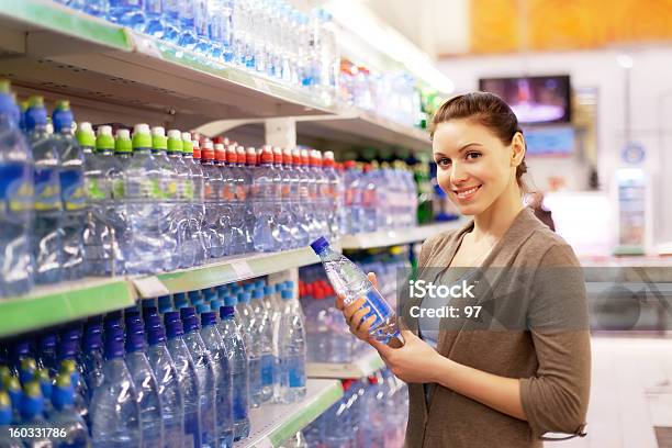 여성이 Buys 물 통을 쇼핑하다 30-39세에 대한 스톡 사진 및 기타 이미지 - 30-39세, 건강식품점, 건강한 식생활