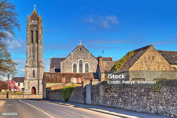Photo libre de droit de Portumna Mètres Avec Une Église De La Ville banque d'images et plus d'images libres de droit de Galway - Galway, Rue, Antique