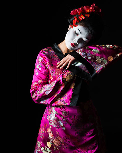 portret gejsza taniec wyizolowane na czarny - geisha kabuki japan japanese culture zdjęcia i obrazy z banku zdjęć