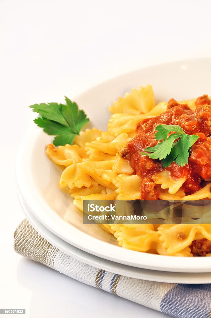 Cuisine italienne-pâtes farfalle à la viande et sauce tomate - Photo de Assiette libre de droits