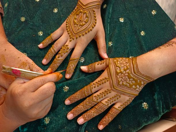 Mehndi artist making mehndi bridal hand In India, mehndi design. Mehndi artist making mehndi bridal hand In India, mehndi design. MEHNDI stock pictures, royalty-free photos & images