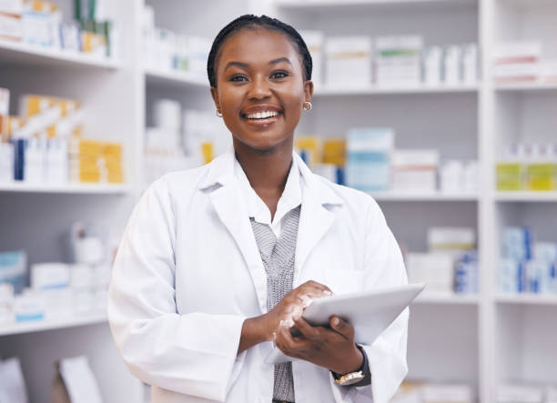 薬局の黒人女性のポートレートとタブレット、笑顔、棚の上の薬のオンライン在庫リスト。幸せな女性薬剤師、デジタルチェックリスト、医療専門家が店内の在庫をチェックする。 - pharmacy pharmacist smiling pill ストックフォトと画像