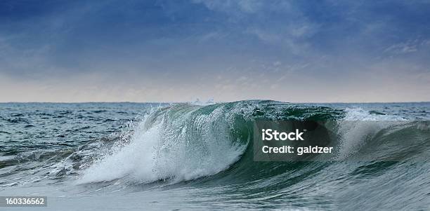 Grandes Olas Al Mar Foto de stock y más banco de imágenes de Ola - Ola, Grande, Agua