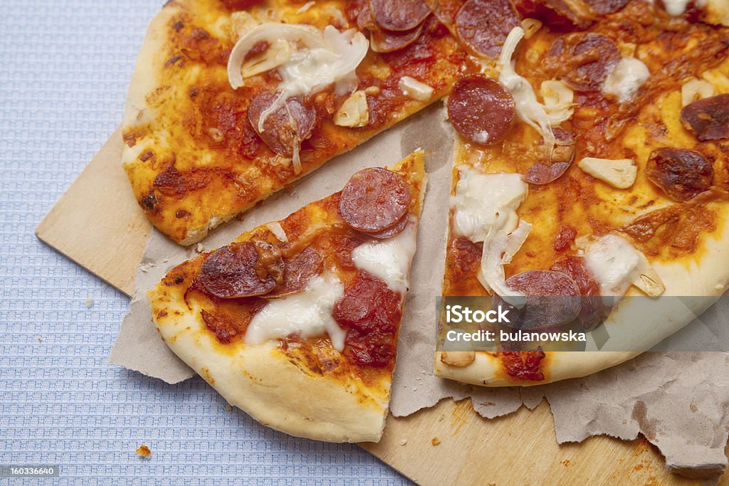 Pizza con salsiccia e cipolla - Foto stock royalty-free di Aglio - Alliacee
