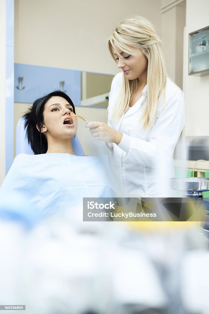 Assistente dentista aiutando il paziente - Foto stock royalty-free di Accudire