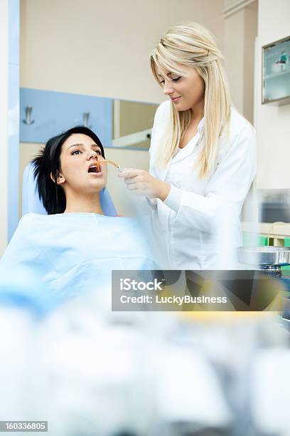 Assistente Dentista Aiutando Il Paziente - Fotografie stock e altre immagini di Accudire - Accudire, Adulto, Ambulatorio dentistico