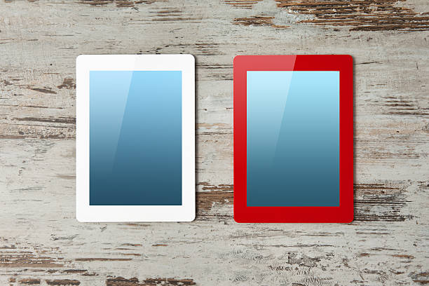 rouge et blanc tablette ordinateur avec écran bleu - newspaper digital tablet digitally generated image note pad photos et images de collection
