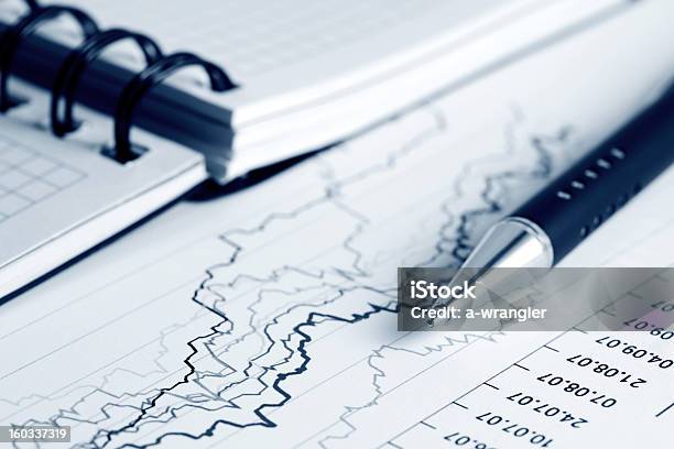 Photo libre de droit de Analyse Des Graphiques Financier banque d'images et plus d'images libres de droit de Activité bancaire - Activité bancaire, Affaires, Affaires d'entreprise