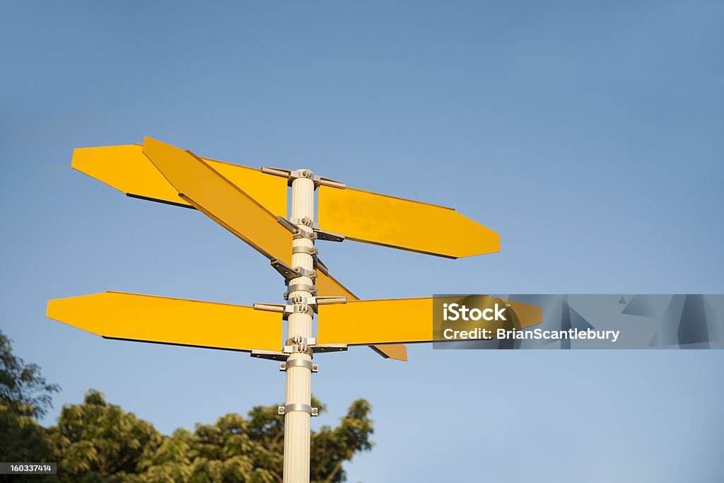 Blanco poste indicador con seis amarillo sugerencias. - Foto de stock de Aire libre libre de derechos